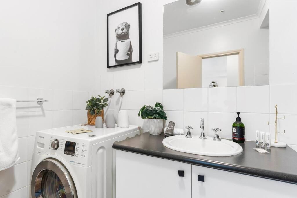 Cozy 1 Bedder In St Kilda With Balcony Apartment Melbourne Bagian luar foto